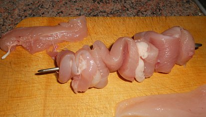 Kuřecí vlnky v zeleninové marinádě, navlnkujeme na jehlu