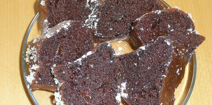 Lehoučká kakaová bábovka se sušenýma švestkama