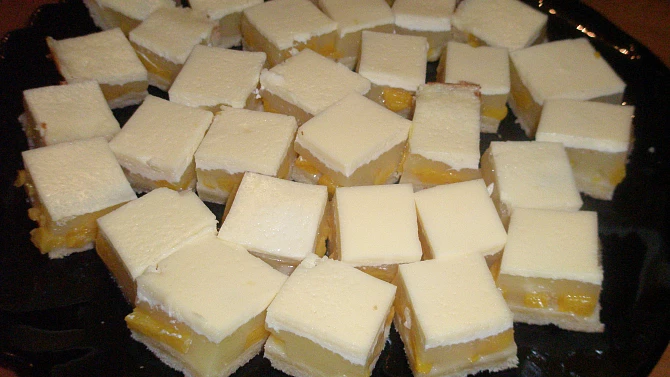 Linecké řezy s broskvemi