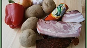 Lovecký bramborový guláš, část použitých surovin