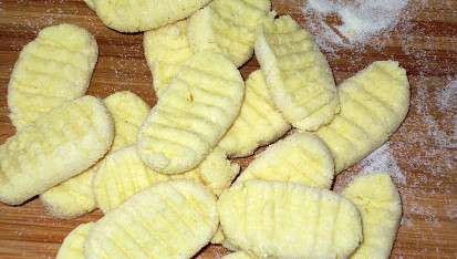 Noky s brokolicí, nivou, šunkou a smetanou