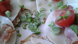 Nudlové placičky, zdobené sýrem, zeleninkou a uzeninou