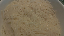 Nudlové placičky, zdobené sýrem, zeleninkou a uzeninou