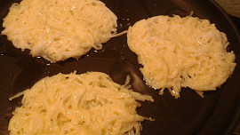 Nudlové placičky, zdobené sýrem, zeleninkou a uzeninou