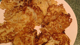 Nudlové placičky, zdobené sýrem, zeleninkou a uzeninou