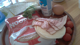 Nudlové placičky, zdobené sýrem, zeleninkou a uzeninou