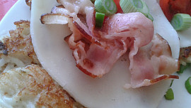 Nudlové placičky, zdobené sýrem, zeleninkou a uzeninou