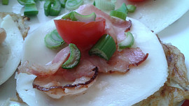 Nudlové placičky, zdobené sýrem, zeleninkou a uzeninou