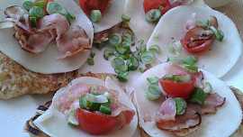 Nudlové placičky, zdobené sýrem, zeleninkou a uzeninou