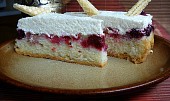 Obrácený švestkový koláč s krémem (Obracený koláč s různým drobným ovocem a šlehačkou)