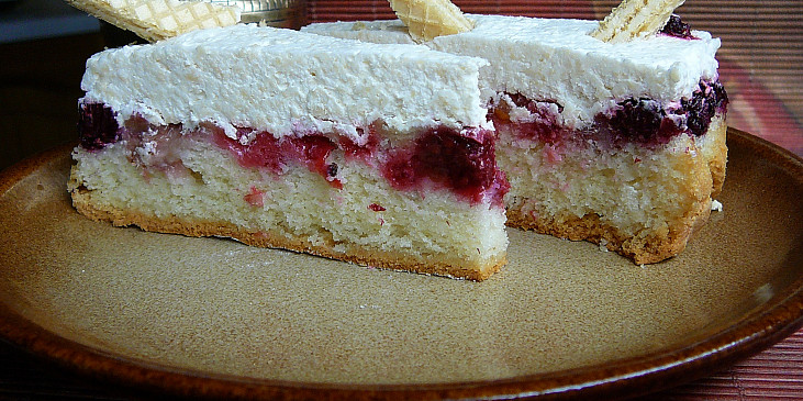 Obrácený švestkový koláč s krémem (Obracený koláč s různým drobným ovocem a šlehačkou)