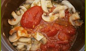 Pikantní přírodní šťáva k masu, přidáme rajčata,šťávu a ostatní tekuté koření,podlijeme vodou a 15minut dusíme