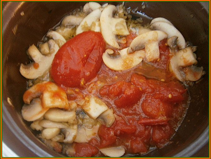 Pikantní přírodní šťáva k masu, přidáme rajčata,šťávu a ostatní tekuté koření,podlijeme vodou a 15minut dusíme