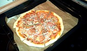 Pizza jako z pizzerie (z poloviční dávky dvě krásně teňoučké pizzy)