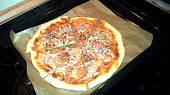 Pizza jako z pizzerie (z poloviční dávky dvě krásně teňoučké pizzy)