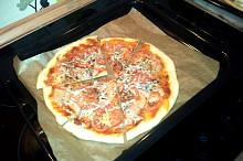 z poloviční dávky dvě krásně teňoučké pizzy