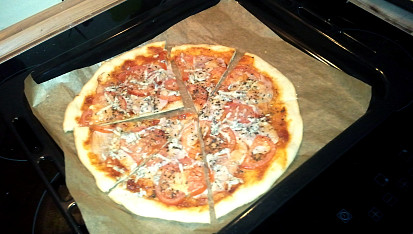 Pizza jako z pizzerie, z poloviční dávky dvě krásně teňoučké pizzy