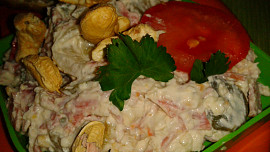 Pomazánka (i salát) "Pikant“ z nivy, oříšků a malých cibulek