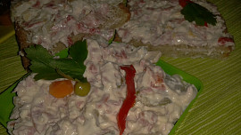 Pomazánka (i salát) "Pikant“ z nivy, oříšků a malých cibulek