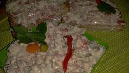 Pomazánka (i salát) "Pikant“ z nivy, oříšků a malých cibulek