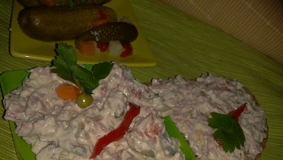 Pomazánka (i salát) "Pikant“ z nivy, oříšků a malých cibulek