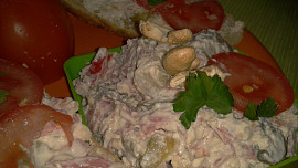 Pomazánka (i salát) "Pikant“ z nivy, oříšků a malých cibulek