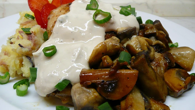 Přírodní kuřecí steak se zakysaným dipem