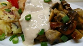 Přírodní kuřecí steak se zakysaným dipem
