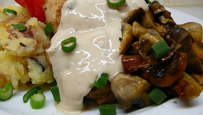 Přírodní kuřecí steak se zakysaným dipem