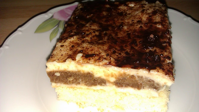 Kávové řezy, řezy na talíři s bleskem