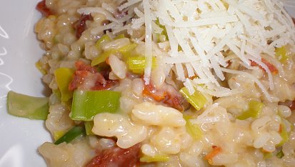 Risotto se sušenými rajčaty a pórkem