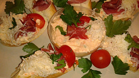 Báječné občerstvení s několika druhy sýrů a švarcvaldskou šunkou