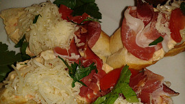 Báječné občerstvení s několika druhy sýrů a švarcvaldskou šunkou