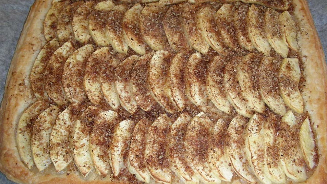 Rychlý jablkový koláč s obrubou