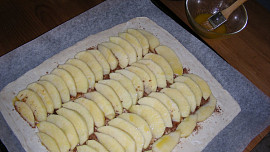 Rychlý jablkový koláč s obrubou