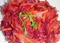 Salát z červené řepy s mrkví a ředkví