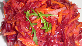 Salát z červené řepy s mrkví a ředkví