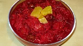 Salát z červené řepy s pomerančem a brusinkami