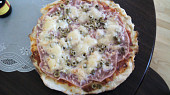 Skvělá domácí pizza (Šunka, olivy, sýr)