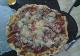 Skvělá domácí pizza (čerstvá rajčata, česnek, tuňák, sýr)