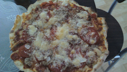 Skvělá domácí pizza, čerstvá rajčata, česnek, tuňák, sýr