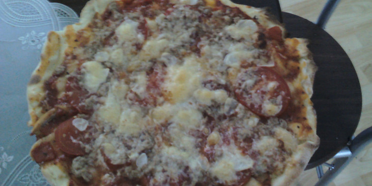 Skvělá domácí pizza (čerstvá rajčata, česnek, tuňák, sýr)