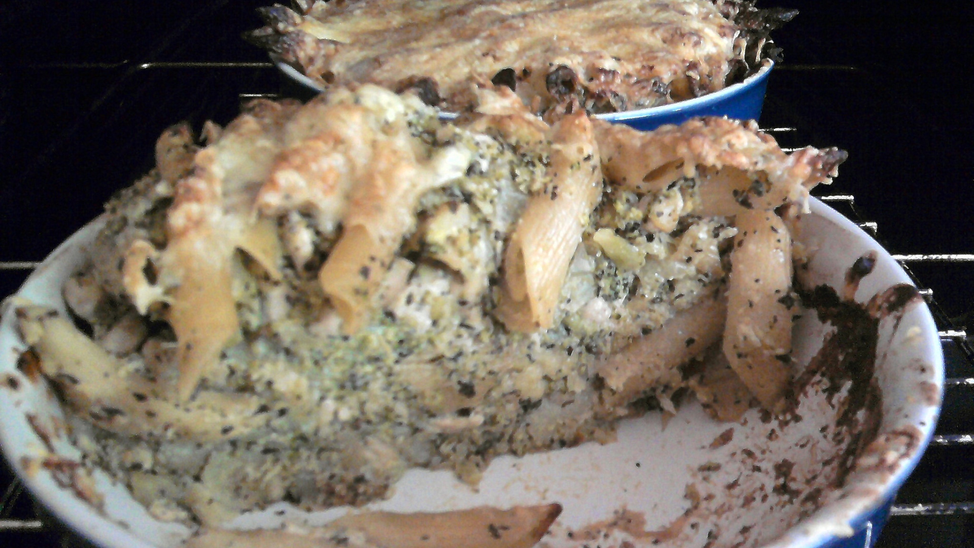 Penne v sýrovo-smetanové omáčce s kuřecím masem, brokolicí, česnekem a bazalkou