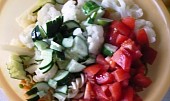 Těstovinový salát s jogurtem a zeleninou