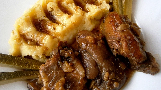 Vepřové kolínko z papiňáku dopékané v troubě, se šťouchanými bramborami a vypečenou tlustou kůžičkou-mňam:-)