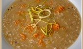 Vločkovo-celerová polévka s kmínem (ozdobíme syrovou nakrájenou mrkvičkou a na jemné plátky nakrájeným pórkem)