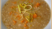 Vločkovo-celerová polévka s kmínem, ozdobíme syrovou nakrájenou mrkvičkou a na jemné plátky nakrájeným pórkem