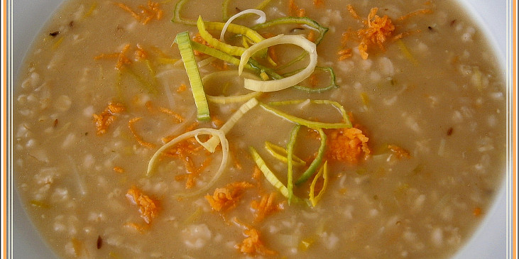 Vločkovo-celerová polévka s kmínem (ozdobíme syrovou nakrájenou mrkvičkou a na jemné…)