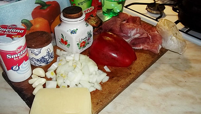 Zapečené argentínské maso  se třemi sýry a šlehačkou, suroviny...