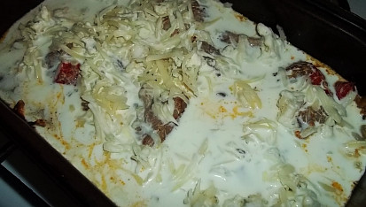 Zapečené argentínské maso  se třemi sýry a šlehačkou, posypeme sýrama a zalijeme šlehačkou...